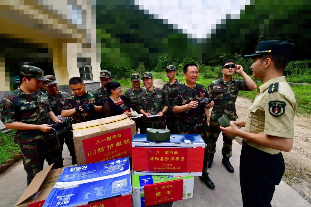 寶雞“最美退役軍人”潘永安回老部隊(duì)慰問戰(zhàn)友