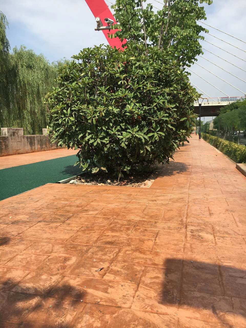 寶雞市高新三路河堤壓花地坪